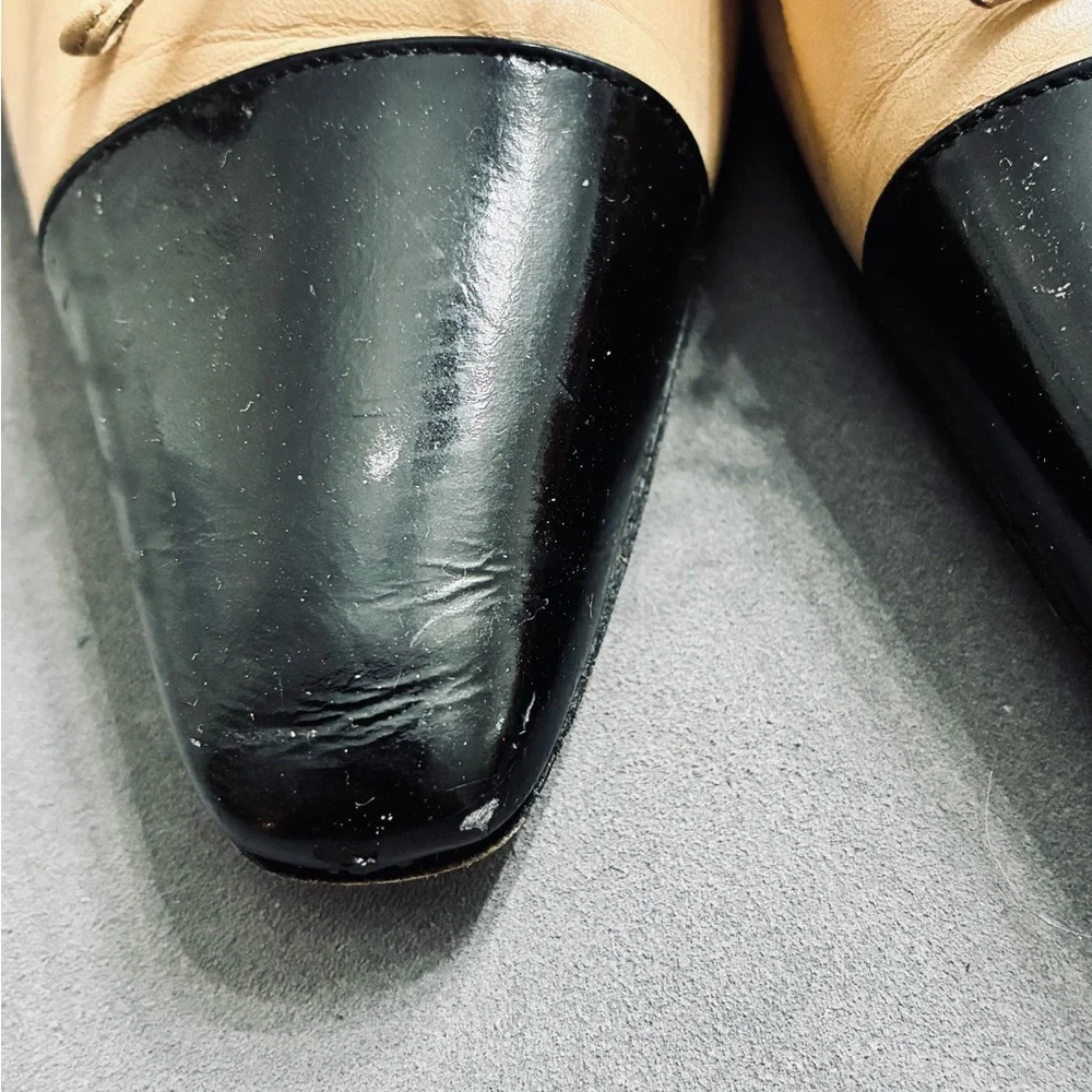 CHANEL Two-Tone Beige and Black heels - Picture 3 of 12